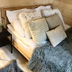 Сasa de vacaciones Mlynska - Drewniany, Caloroczny Dom W Sosnowym Lesie *