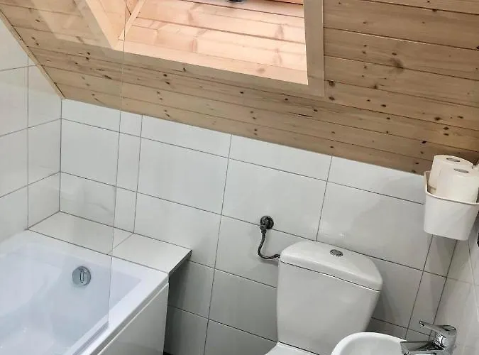 بيت للعطل Mlynska - Drewniany, Caloroczny Dom W Sosnowym Lesie