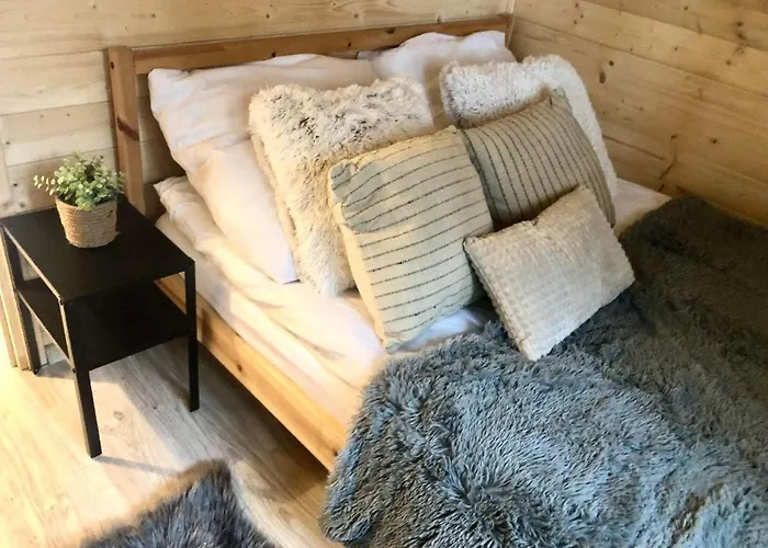 بيت للعطل Mlynska - Drewniany, Caloroczny Dom W Sosnowym Lesie *